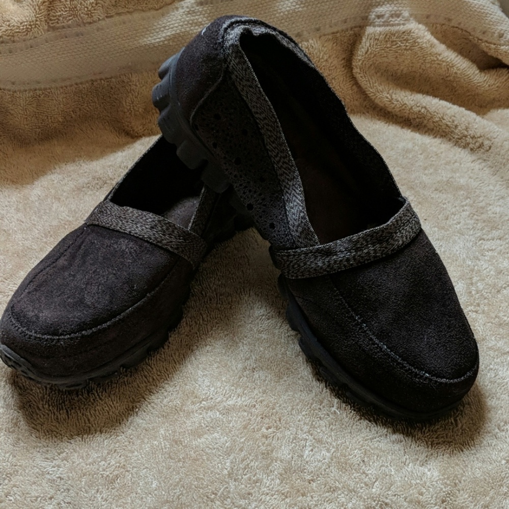 Dark brown Sketchers slip ons size 7.